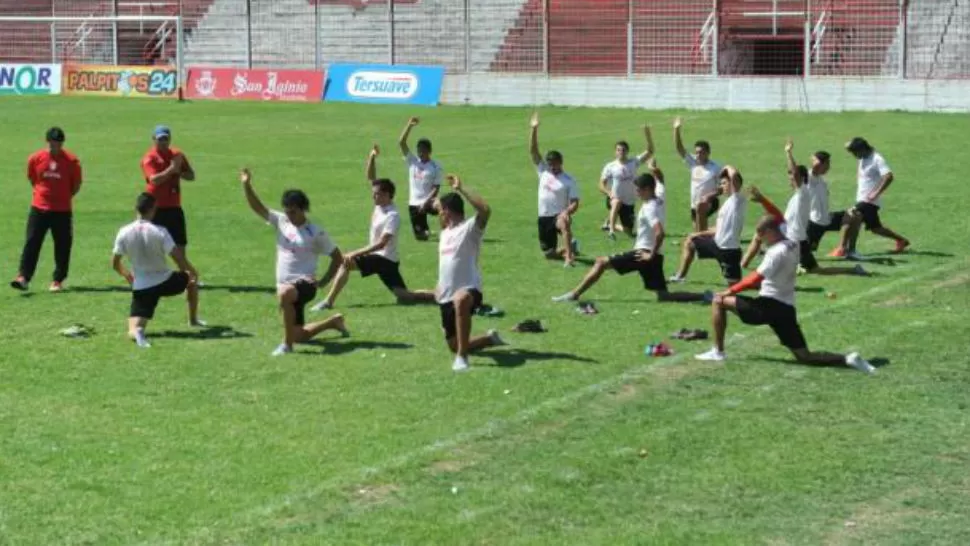 EN TODOS LOS DETALLES. Martos no se separa de los santos pensando en el duelo copero.