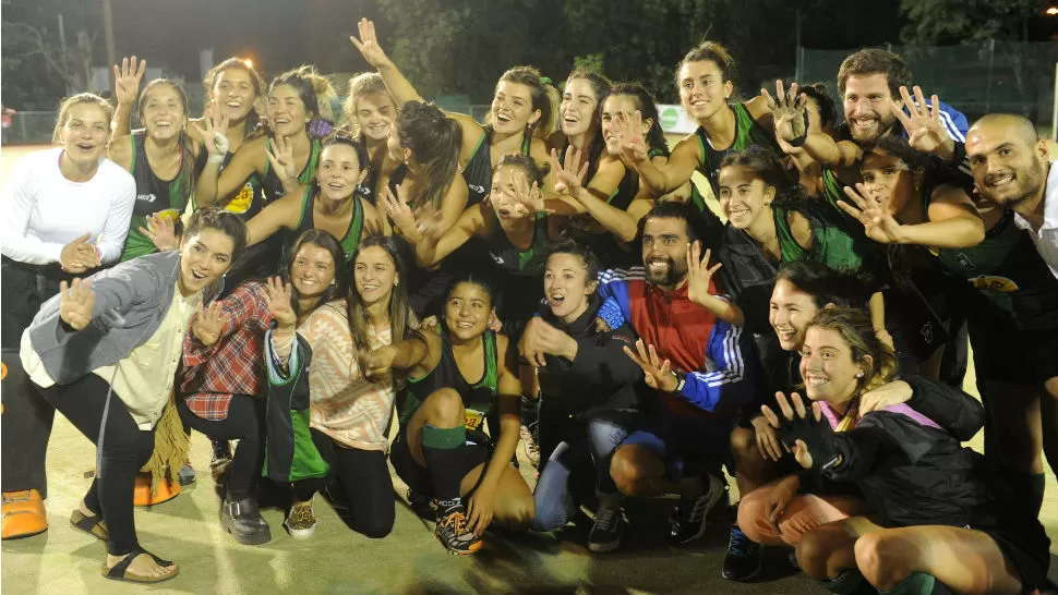 REINAS DE MARCOS PAZ. El plantel verdinegro festeja el cuarto título consecutivo del Anual. LA GACETA / FOTO DE ANTONIO FERRONI.