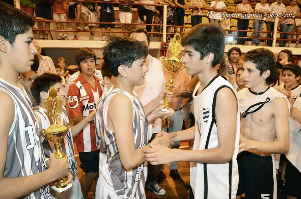 AQUÍ INICIARON EL CAMINO NACIONAL. Los capitanes de Alberdi y de Estudiantes, en la final del Provincial U13.
FOTO TOMADA DE BASKETUCUMANO.COM