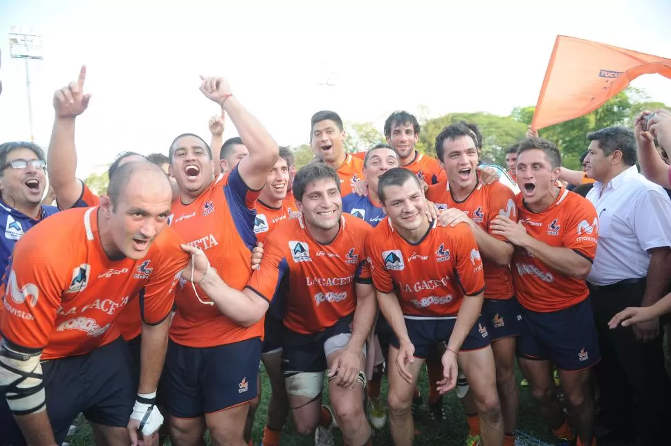 FIESTA TOTAL. Luego del suspenso del final, el plantel “naranja” largó un contenido pero merecido festejo por la consagración. la gaceta / foto de héctor peralta