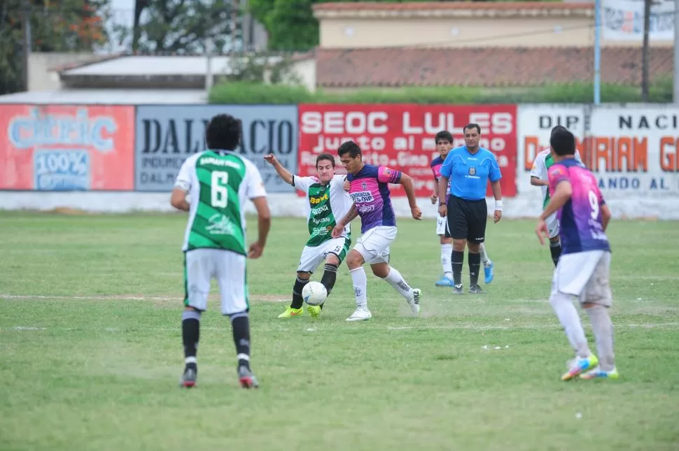 EQUILIBRIO. Fabián Rojas manejó los tiempos en la zona media de Almirante Brown en el duelo contra Chicoana.  la gaceta / foto de diego aráoz (archivo)