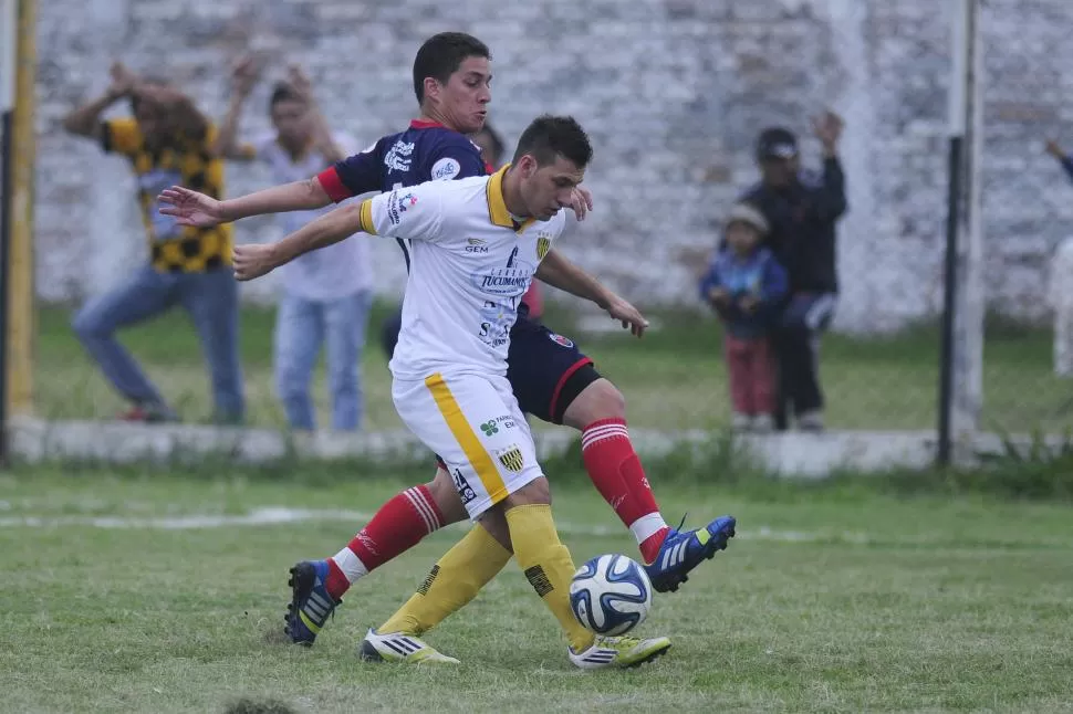 NO GRAVITO. Carlos Berta, de Lastenia, intenta llevarse la pelota a pesar de la marca del defensor Pablo Datilo, de Pellegrini. La “gloria” se impuso por 1 a 0. la gaceta / foto de analía jaramillo