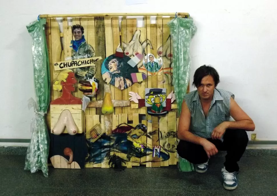 “GRACIAS DIFUNTA. EL CHUPACHICHIS”. El artista contó que su obra es una especie de retablo de santuario, con una “puesta en escena” en la que aparecen temas como las creencias y devociones.  