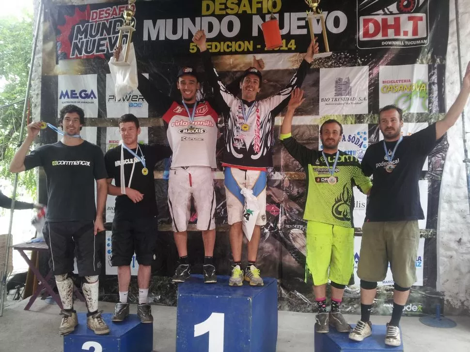 EN LO MÁS ALTO. Santiago y Ruiz Campo fueron los mejores. Como es habitual en las competencias, el podio fue muy alegre. foto de Javier Santiago