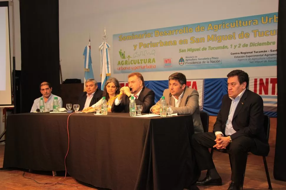 CON EL INTA. Amaya firmó un convenio con el organismo agropecuario, a los fines de promocionar las huertas comunitarias en la capital, a través del programa “El municipio en los barrios”. prensa municipalidad