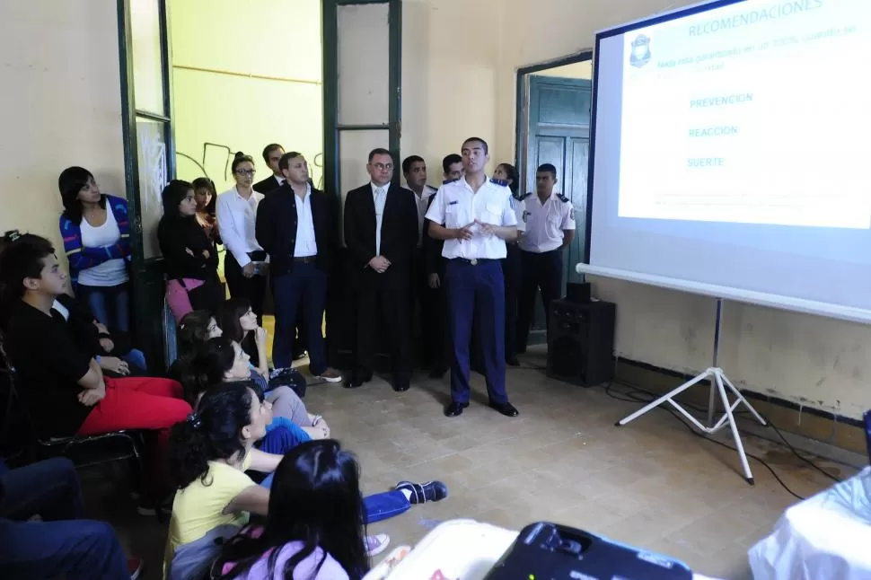 CHARLA. Cadetes de la Policía explican técnicas de seguridad a estudiantes. la gaceta / foto de analía jaramillo