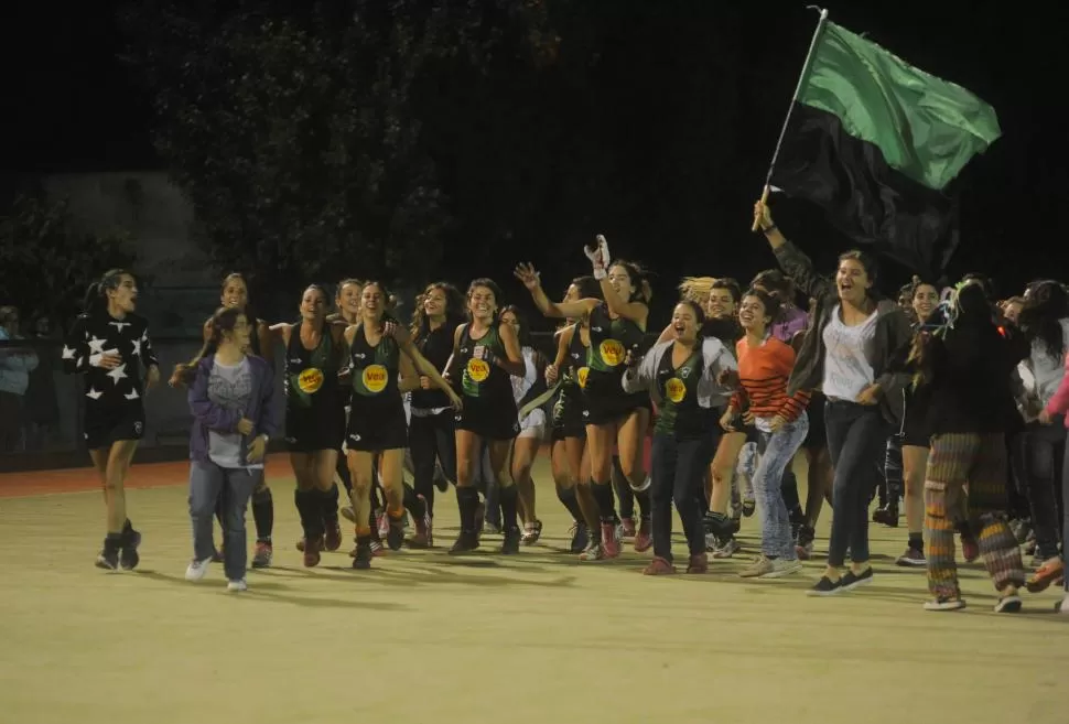 ¡DALE CAMPEÓN, DALE CAMPEÓN! Las dirigidas por “Rafa” Darnay dieron la cuarta vuelta consecutiva en su cancha. la gaceta / foto de antonio ferroni