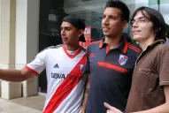 Unos 200 hinchas de River llegaron hoy a Medellín
