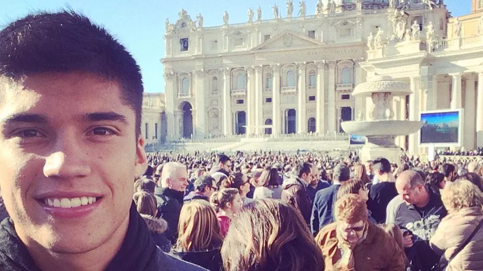 EN EL VATICANO. El Tucu aprovechó el tiempo libre para visitar la Santa Sede. FOTO TOMADA DE TWITTER.COM/TUCU_CORREA