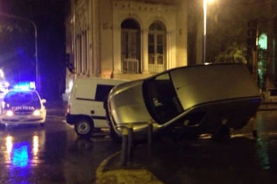 Un choque bajo la lluvia sacudió la madrugada