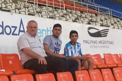 Mucho público disfrazado de dirigente en el Malvinas Argentinas