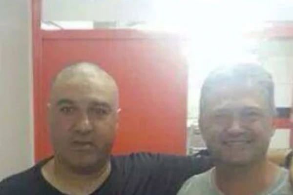 El técnico del globo cumplió su promesa de raparse