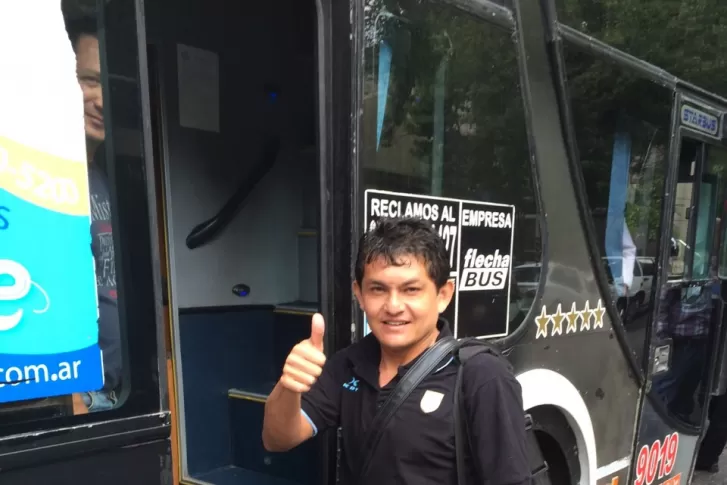 SE TIENE FE. Luis Miguel Rodríguez saluda antes de subirse al micro que lo trasladará hasta el estadio Malvinas Argentinas. (Foto de Nicolás Iriarte)