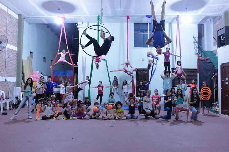 ENTRE EL AIRE Y EL PISO. Los artistas nuevos y consagrados del Circo de los Colores dominan distintas técnicas. prensa circo de los colores