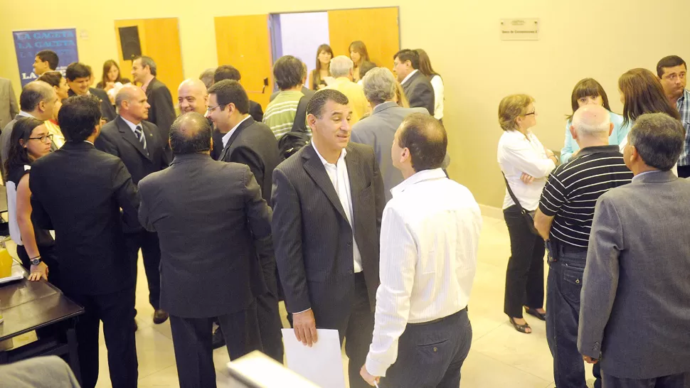 ANTES DE EMITIR EL VOTO. Los miembros del jurado siempre se reúnen en una charla muy amena. Allí se habla de fútbol, básquet , rugby y otros deportes. LA GACETA / FOTO DE HÉCTOR PERALTA (ARCHIVO)