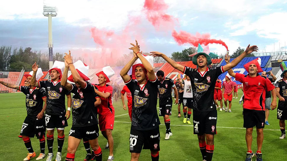 FESTEJO. Los jugadores de Huracán celebraron el cierre de un año inolvidable. TELAM