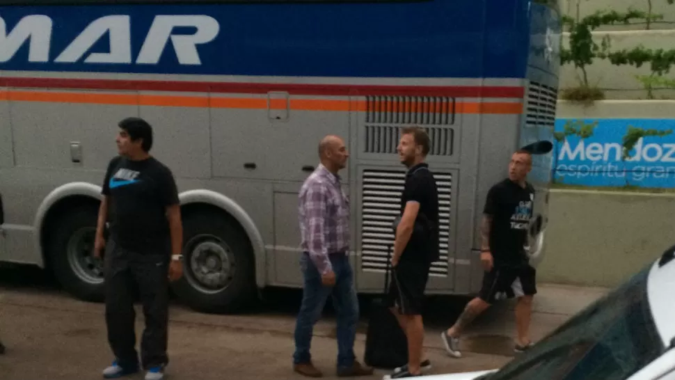 EN CALIENTE. Garnier y Menéndez observan y contestan con bronca a los hinchas de Huracán. (Foto de Nicolás Iriarte)