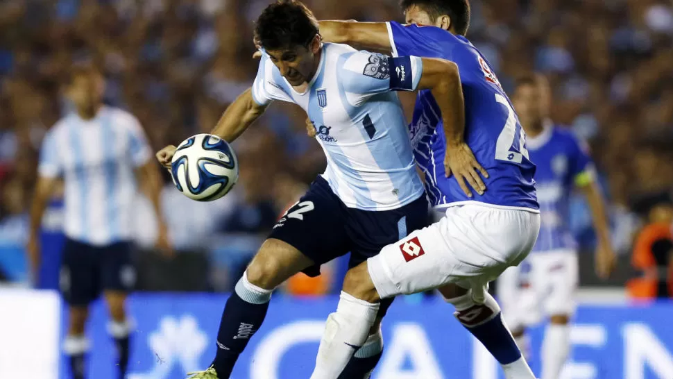 LOS PASÓ A TODOS. Milito estuvo imparable ante Gody Cruz. (FOTO REUTERS)