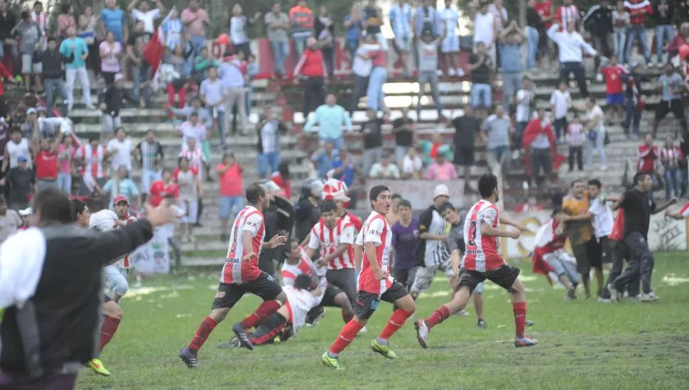 DE LOCOS. Hinchas de Santa Ana celebran el ascenso con los jugadores. LA GACETA / FOTO DE HÉCTOR PERALTA