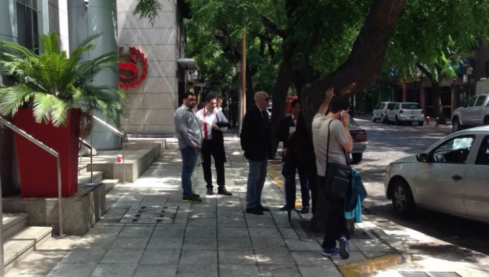 EL CAMPAMENTO DECANO. La puerta del hotel donde estaba concentrado Atlético. (LA GACETA/Nicolás Iriarte)