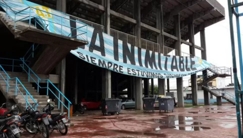 LA PRUEBA. La bandera de La Inimitable extendida en el Monumental. (LA GACETA/Federico Espósito)