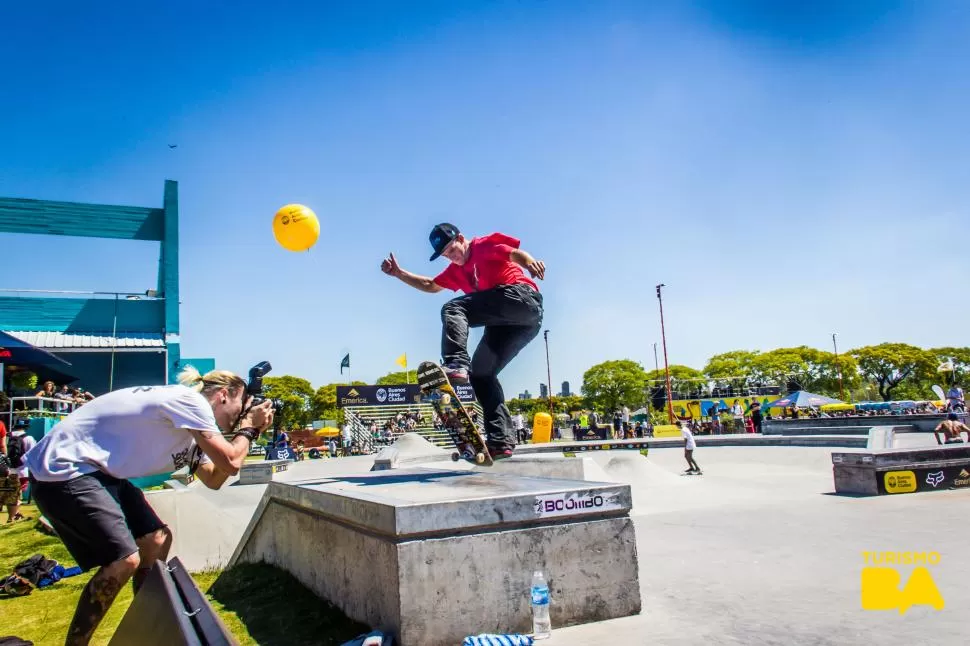 JAM SESSION. Entre competencia y competencia los skaters se apropiaron de las pistas para ensayar sus habilidades. Mientras, los espectadores buscaban refugio para protegerse del sol implacable.