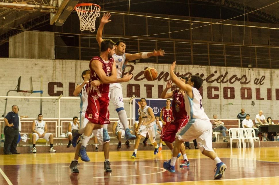 “BORRAVINO” AL ATAQUE. David Fric intenta pasarle el balón a Sabadzija foto de Luciano Barrera - El Esquiú.com 