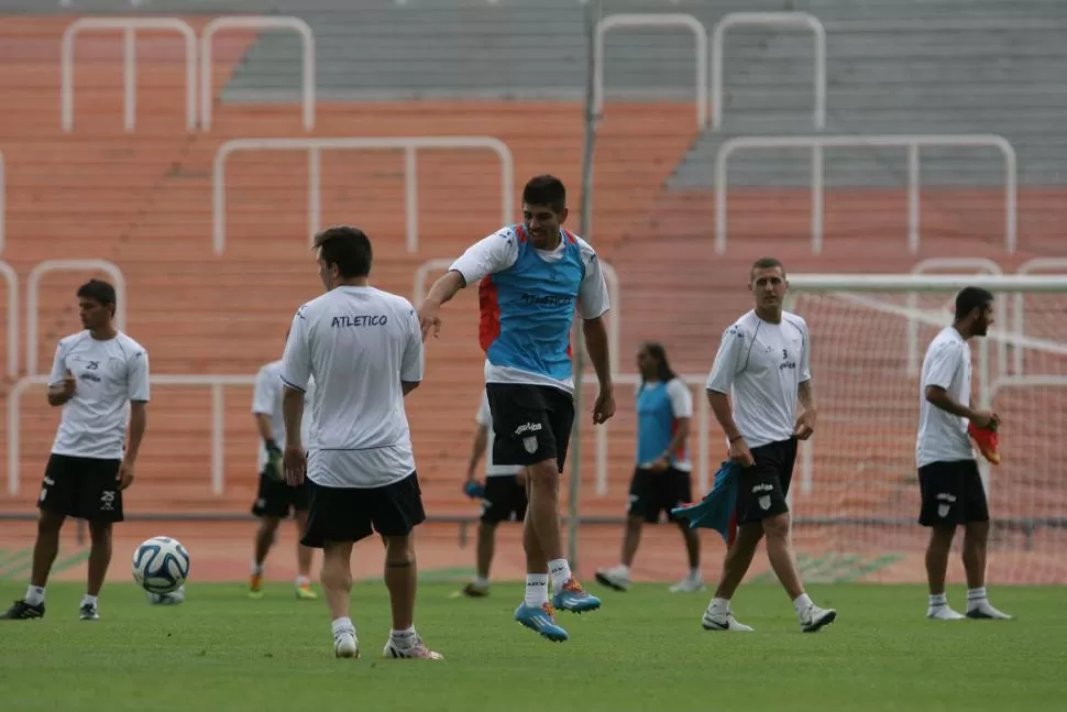 EL ESCENARIO DEL DESEMPATE. Leandro Díaz, que estará en el banco de relevos, participó del último ensayo del año que el plantel “decano” realizó en Mendoza. foto de marcelo ruiz (especial para la gaceta)