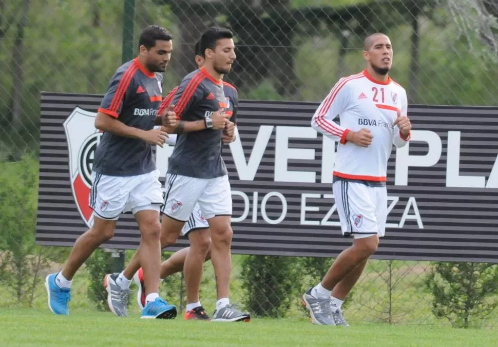 ¿SIGUE DE RACHA? Mercado, que corre junto a Vangioni, viene de meter un gol en la final Sudamericana y será titular. dyn (archivo)