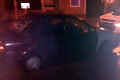Escapaban con objetos robados y se les rompió el auto