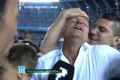 Racing campeón 2014: Cocca luchó con hinchas en plena nota