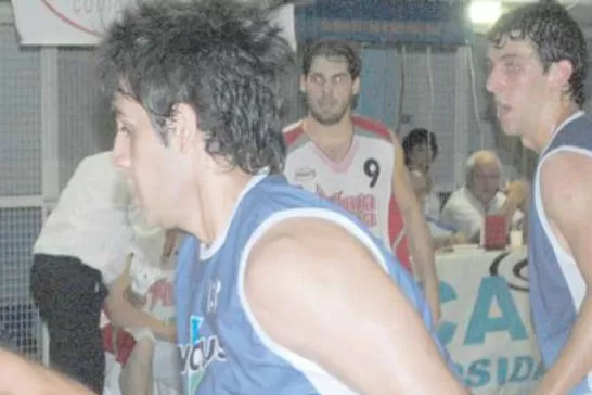 DEBUTARÁ EN EL TNA. Gonzalo Flores, el ala pivot taficeño, vuelve al plantel superior de la UNCAus..
FOTO TOMADA DE clubsantaritadeesquina.blogspot.com