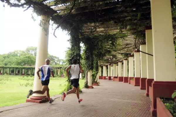 A falta de pista reglamentaria, los runners improvisan una en el parque