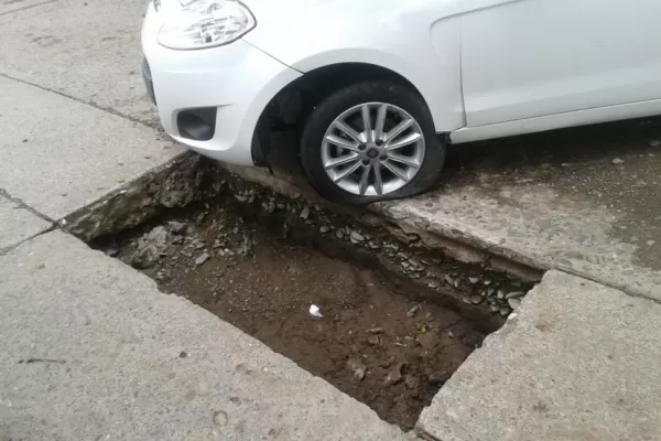 ¡Cuidado con este bache que se formó a metros de la Municipalidad de Yerba Buena!