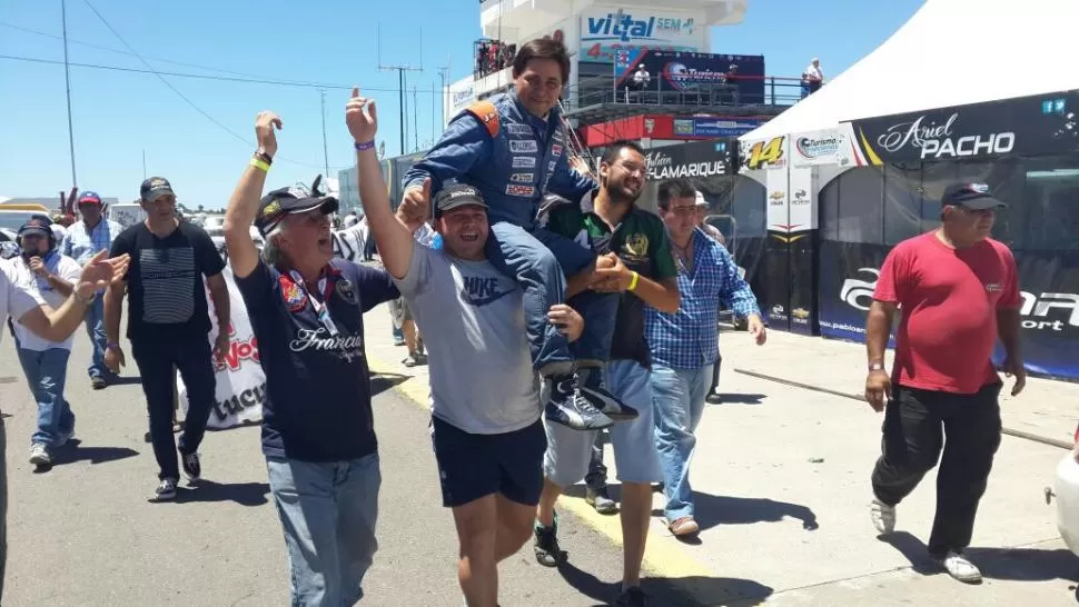 A LO CAMPEÓN. En los boxes sus amigos y seguidores le dieron a Mohamed un recibimiento cargado de alegría y emoción. la gaceta / fotos de carlos werner (enviado especial)