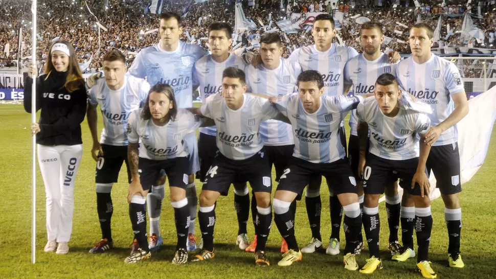 HICIERON HISTORIA. El equipo de Racing posa para la foto en el último duelo del torneo, el que lograron conseguir tras 13 largos años de espera a base de contundencia y experiencia en hombres clave. DYN