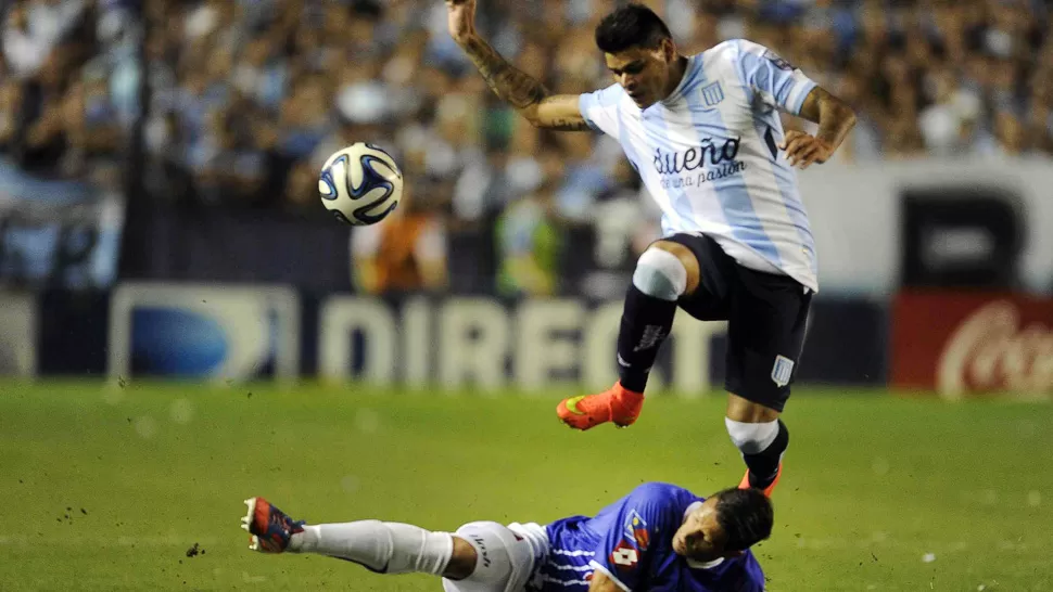 UN SALTO DE CALIDAD. Gustavo Bou, que fue resistido por los simpatizantes, terminó siendo uno de los goleadores del campeonato. TELAM
