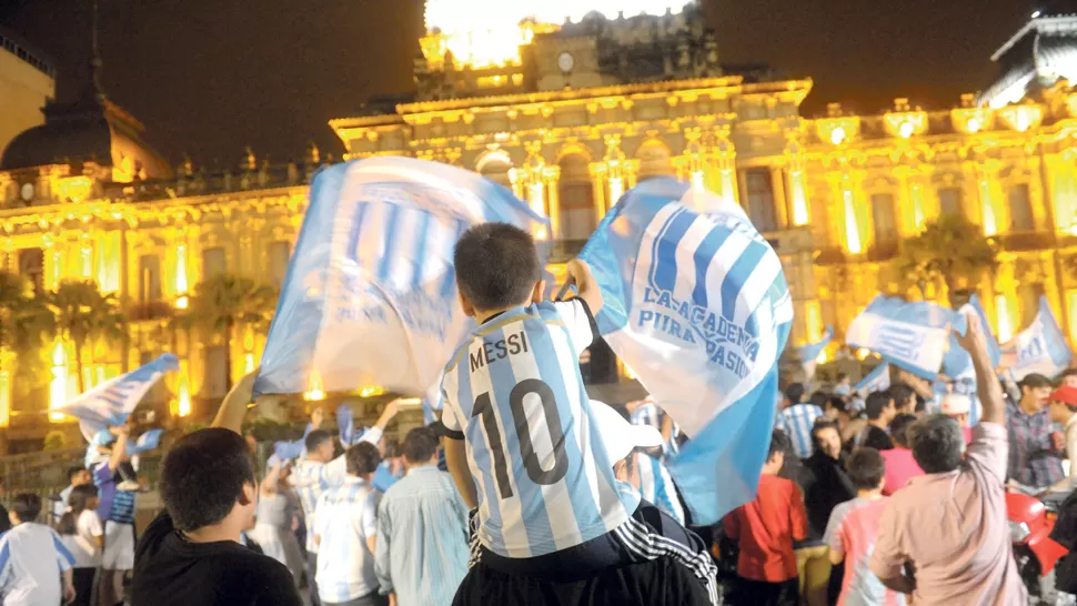 DESBORDANTE. Los simpatizantes de Racing se dieron el gusto de invadir la plaza Independencia para expresar el jubilo que venían acunando desde hace 13 años. Una noche mágica para los “albicelestes”. LA GACETA / FRANCO VERA