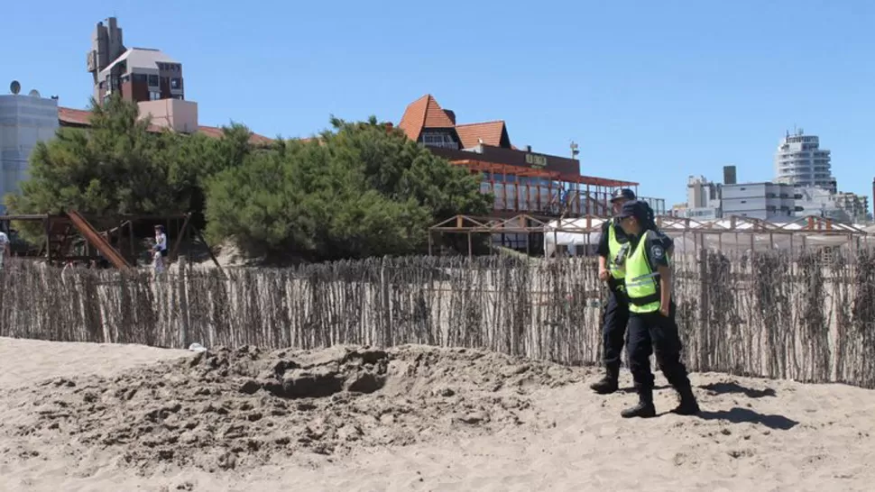 APLASTADO. El chico jugaba en una gruta de arena en una playa de Villa Gesell. FOTO TOMADA DE MINUTOG.COM