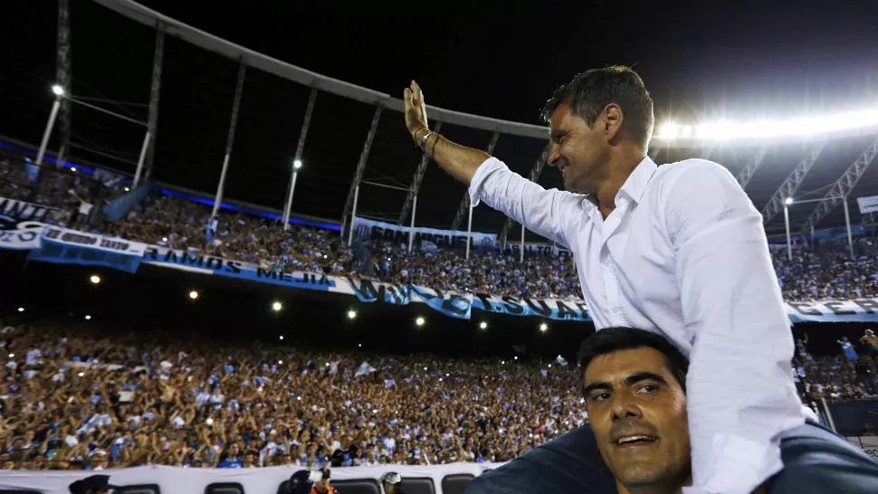 DEL ODIO AL AMOR. Resistido al principio, Diego Cocca se dio el gusto de festejar el campeonato con Racing.
FOTO DE AGENCIA REUTERS