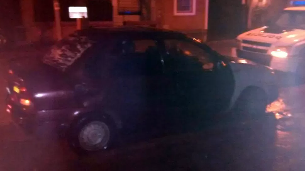EN LA CALLE. Los delincuentes huyeron a pie y dejaron abandonado el auto cargado. 