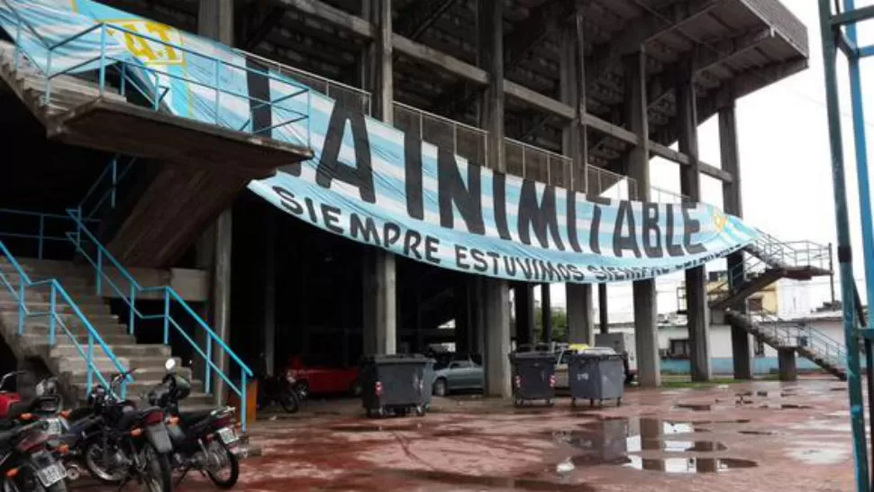 ELLOS SI PASARON. Pese a que las puertas no se abrieron para los hinchas comunes, La Inimitable pudo ver el partido en el Monumental.