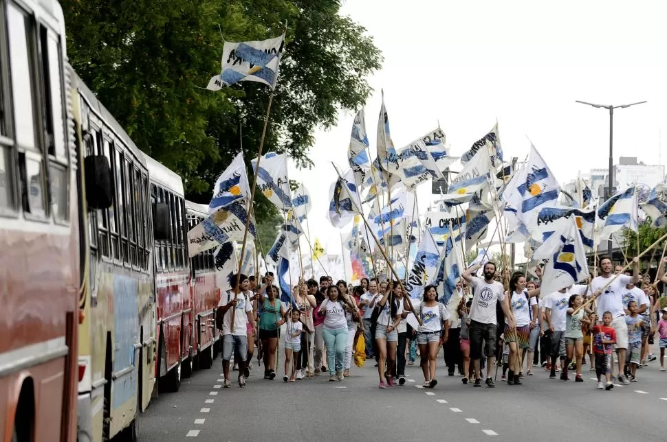 MOVILIZADOS. Militantes K llevaron gente al acto de la Plaza de Mayo. dyn