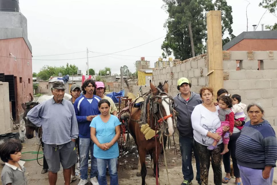 EXPECTANTES. En la foto, los miembros de algunas de las familias que recibirán motocarros; creen que esos vehículos mejorarán sus economías. la gaceta / fotos de analia jaramillo 