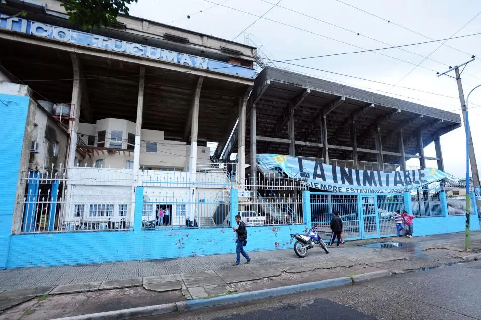 SOLO PARA INVITADOS. No hubo pantalla gigante para los hinchas en el Monumental. La cantina del club abrió sus puertas para que miembros de la barrabrava pudieran ver el partido y festejar un cumpleaños. la gaceta / fotos de diego aráoz