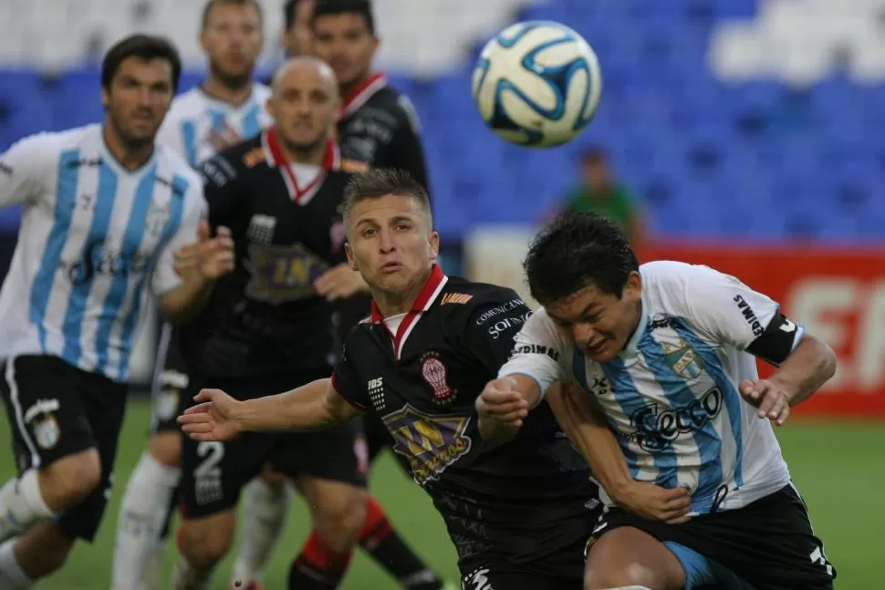 PELEÓ EN TODO LOS FRENTES, PERO NO ALCANZÓ. Luis Rodríguez intenta llevarse la pelota ante un rival de Huracán. El “Pulguita” fue el más castigado por el rival. foto de marcelo ruiz (especial para la gaceta)