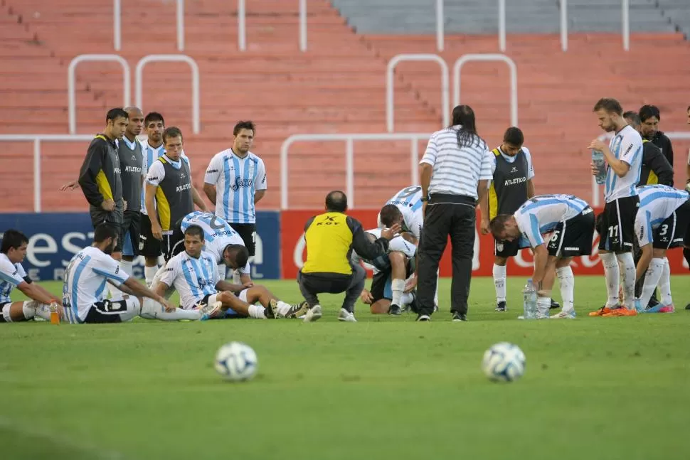 EN EL MOMENTO DE DEFINICIÓN. El técnico Juan Manuel Azconzábal habla con los jugadores antes de que comenzara el tiempo suplementario.  foto de marcelo ruiz (especial para la gaceta)