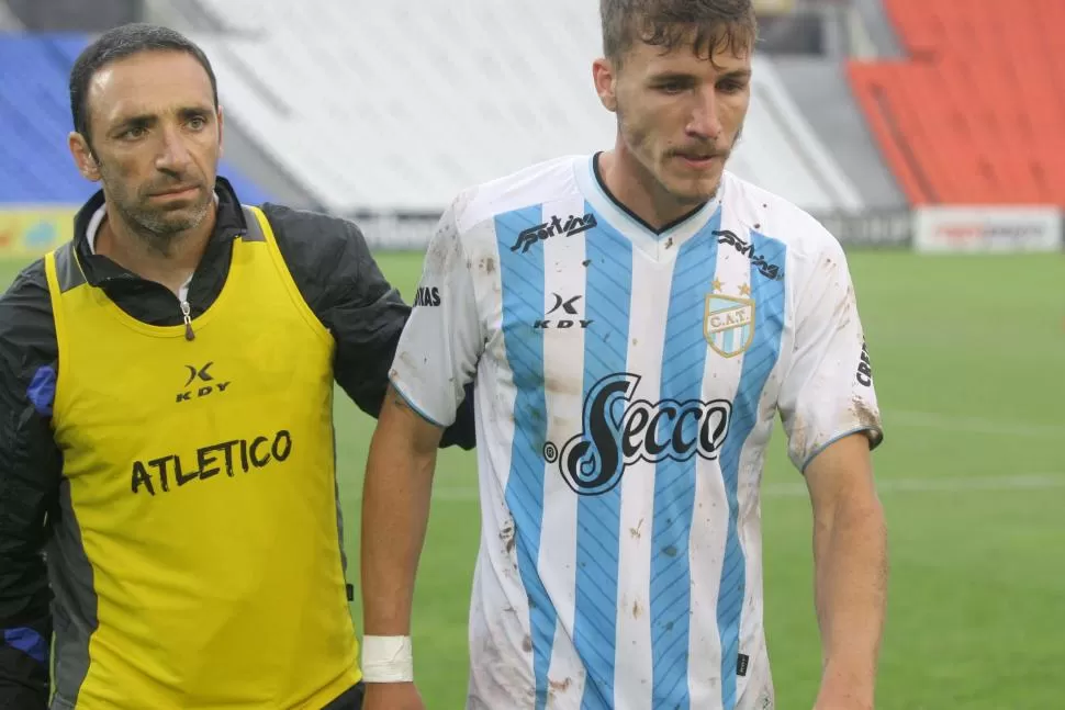 PURA TRISTEZA. Las caras de Juan Manuel Azconzábal y el defensor Franco Sbuttoni lo dicen todo: Atlético tuvo el ascenso en sus manos y Huracán se lo arrebató para cumplir su sueño de volver a Primera. foto de marcelo ruiz (especial para la gaceta)