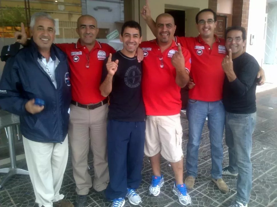 EL UNO. Bianchini -tercero desde la izquierda- festejó por ser el mejor del año. foto de Parque Cerrado