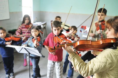 La orquesta del Divino Niño toca en Ciencias Económicas
